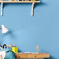 Bureau Enfant - Mur bleu - Bonhomme bois Superman